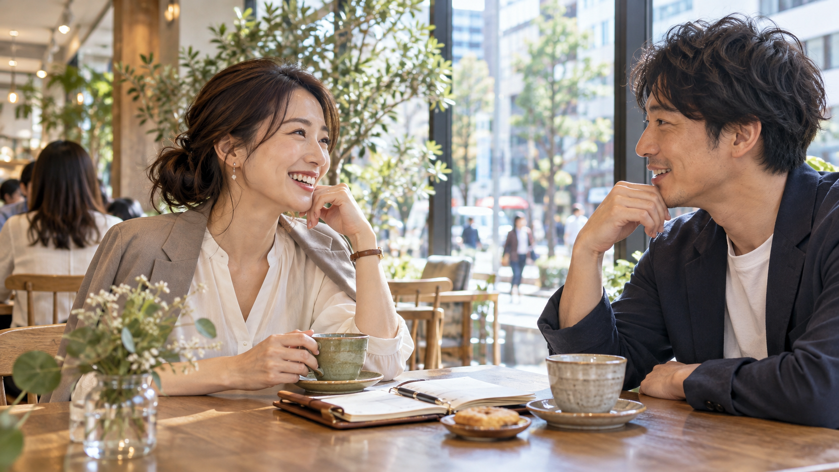 東京のカフェで会話を楽しむ30代女性と男性